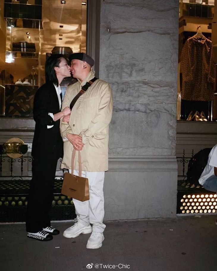 比起穿黑婚纱结婚，她们还可以更酷