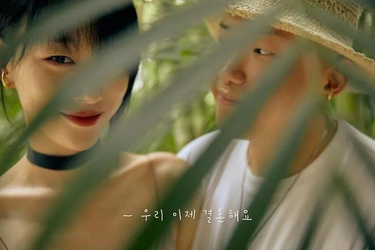 比起穿黑婚纱结婚，她们还可以更酷