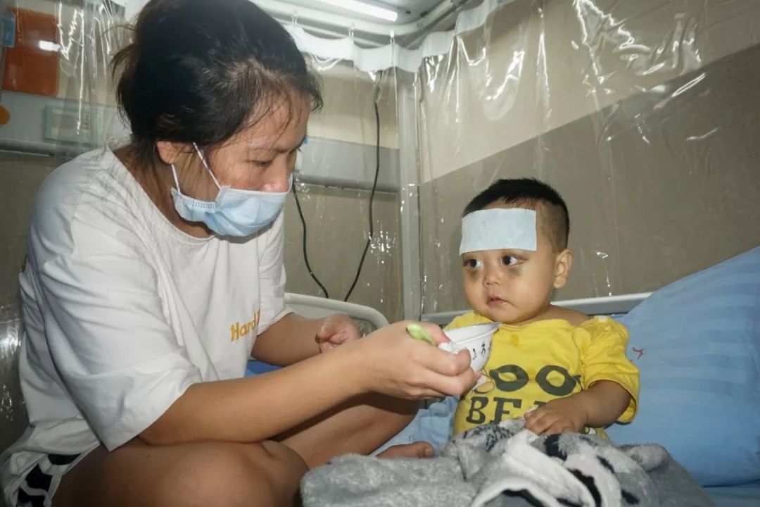 小男孩双眼淤青肿胀，酷似熊猫眼，父母曾被人怀疑虐待孩子