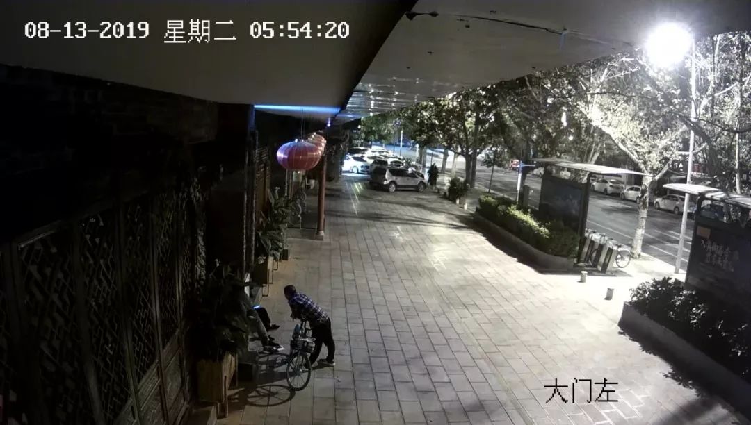 男子酒驾被交警抓下一秒忍住别笑,零容忍醉酒男子打警察