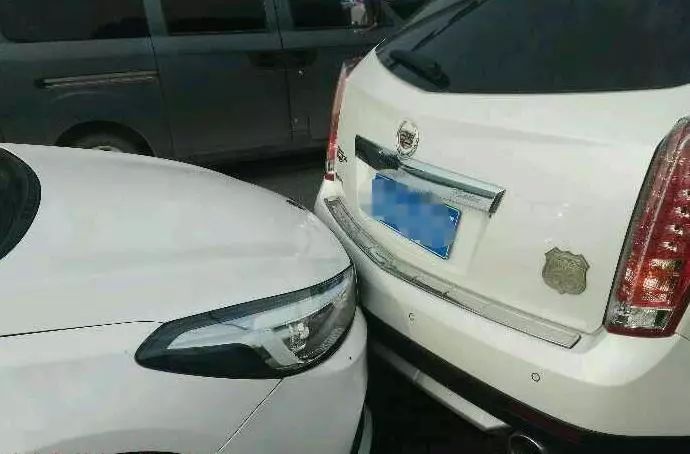 清晨，栾城多辆汽车“相拥”为哪般？