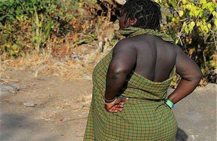 非洲最封闭部落，当地“大臀美女”，在这里要听男人的话