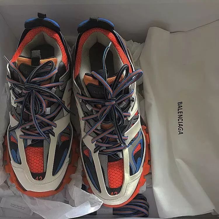 他们买到了伦敦旧货市场的半价满天星，和国内官网1999的AirYeezy