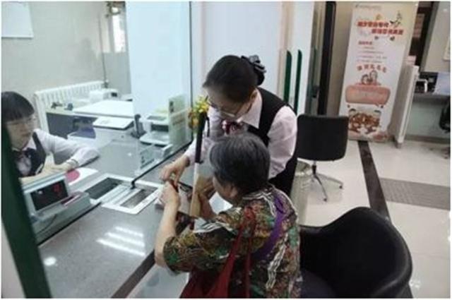 如果人死了银行里的钱怎么取出来,人去世后如何在银行取出存款