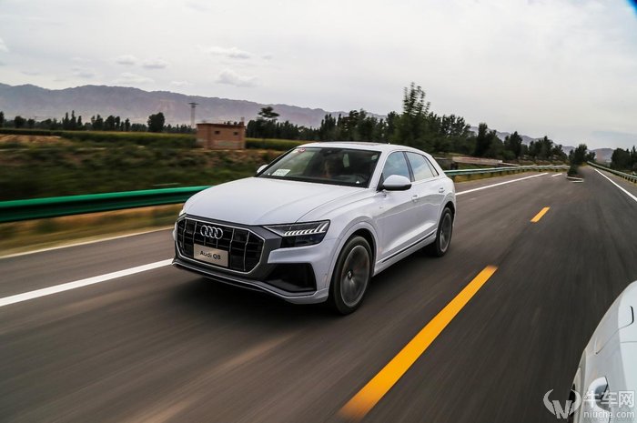 q8奥迪2022款试驾视频夜间,宝马x5和奥迪q8试驾哪个更值