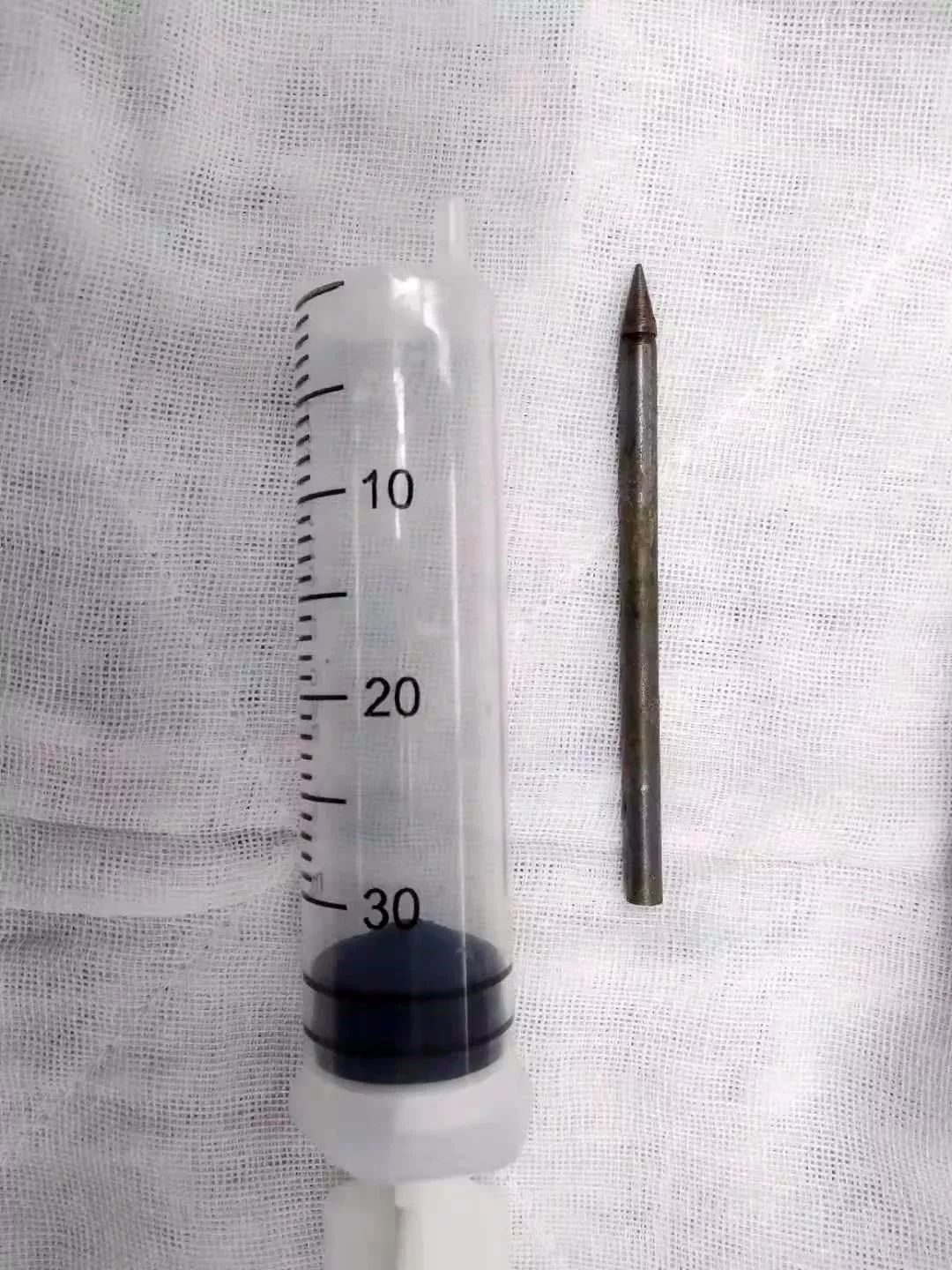 男子被钢钉射入体内5个洞,男子被钢钉刺入心脏里