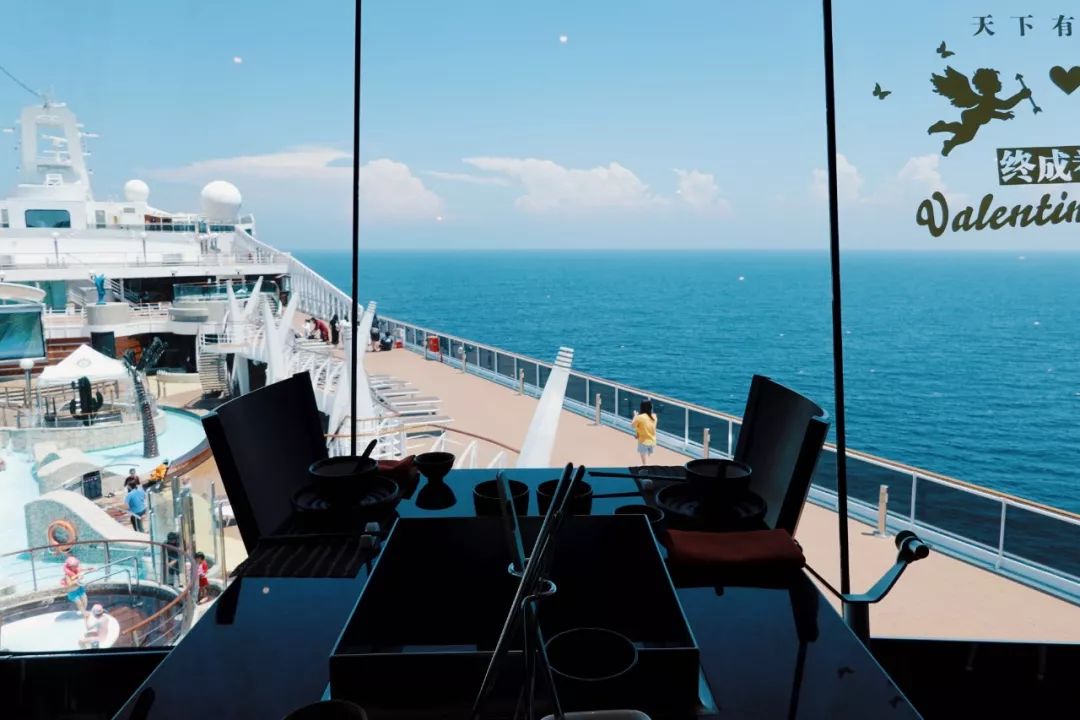 镶嵌47400颗水晶的楼梯花2千万登上这艘船的20万人都来打卡拍照