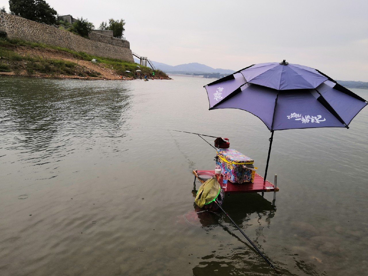 手里的竿水里的鱼,还有捡垃圾的真钓鱼人