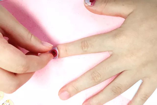 手指甲怎么才能变漂亮,手指甲怎么才能变得长一些