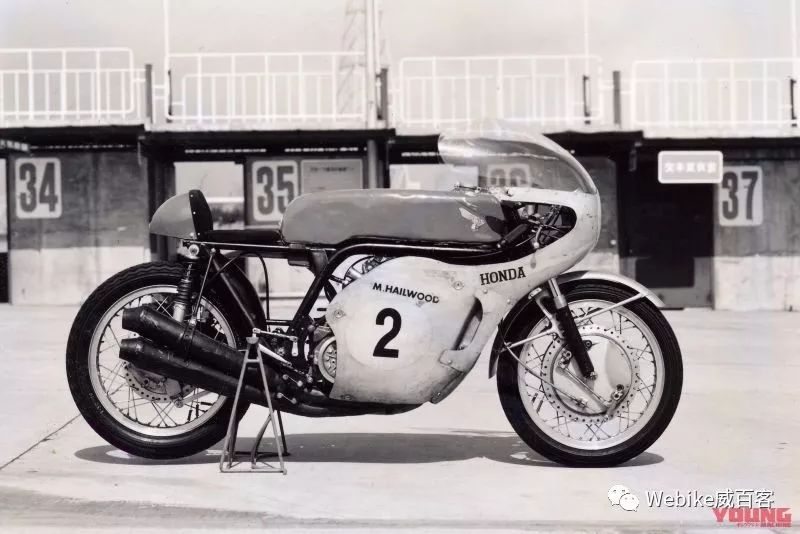 50cc双缸、最高转速21500rpm、最高时速175km/h！绝代铭机HONDA「RC116」