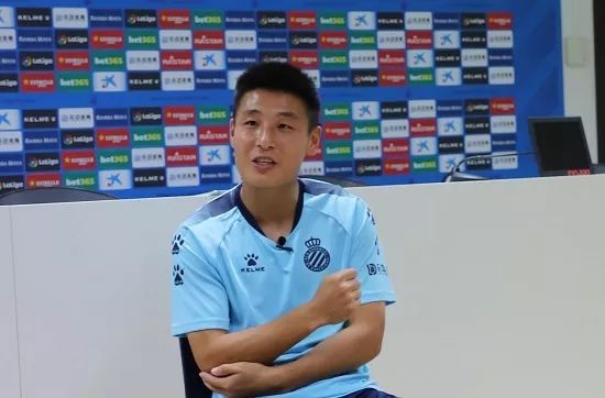 西班牙人评价武磊视频,西班牙人采访武磊