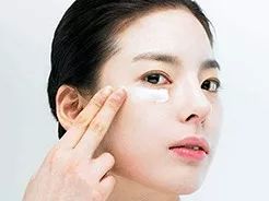 感觉用任何护肤品都不吸收啥情况,总觉得护肤品不吸收