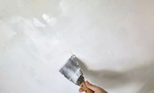 房子顶上粘上腻子起泡是什么原因,腻子顶上干了起泡怎么处理