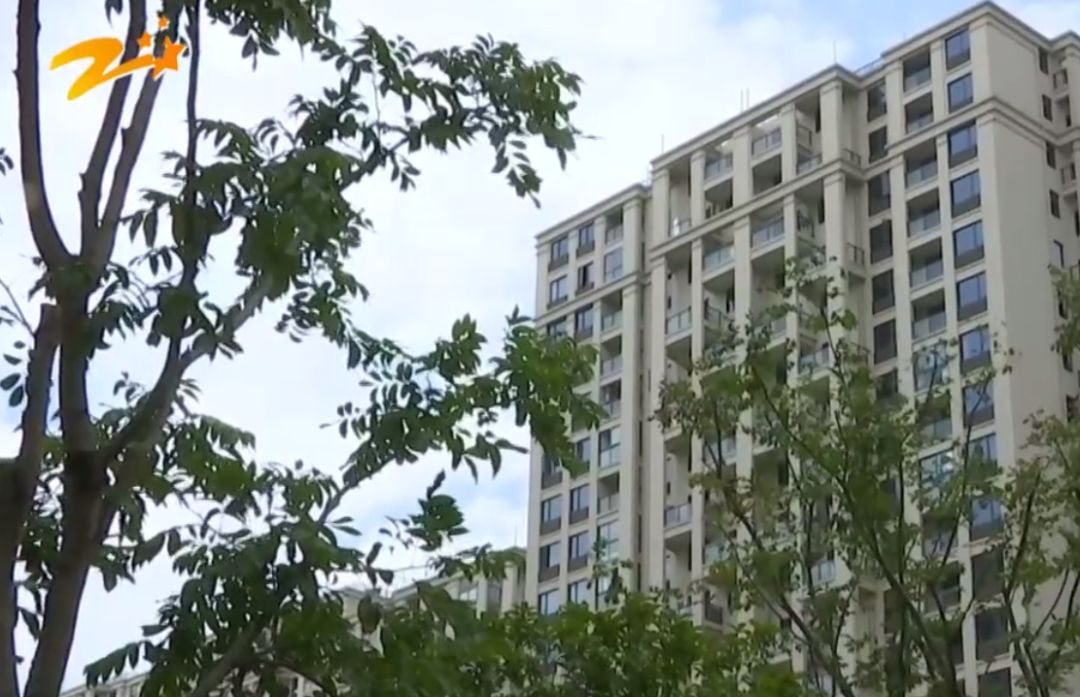 这样的阳台看着美观，却让住户苦不堪言！杭州一女士刚买房不久，就发愁了