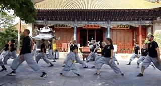 外国人在少林寺的日常训练,三个外国人来中国少林寺学武