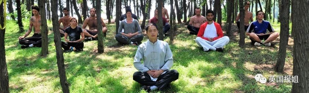 外国人在少林寺的日常训练,三个外国人来中国少林寺学武