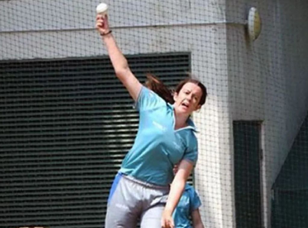 她扭伤手指，却被医生匪夷所思的操作治到截肢，还把拇指变成了脚趾...