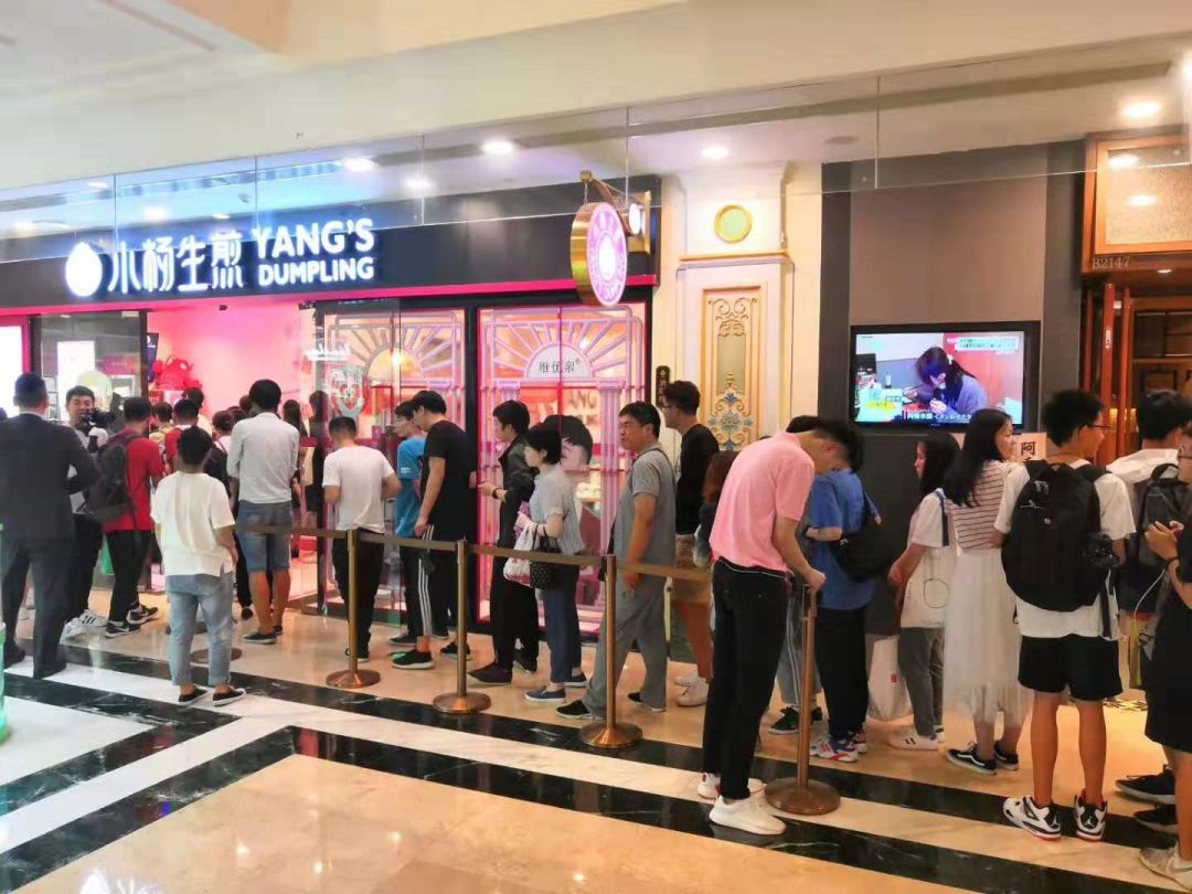 从4.4平档口到240家直营店，只做好一件事，让品牌活了25年