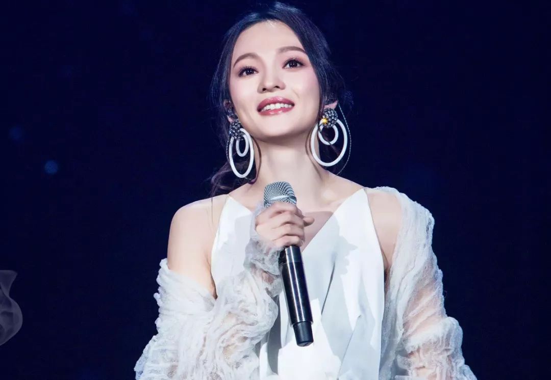 “过气”十年，凭什么她发个问号也能上热搜？