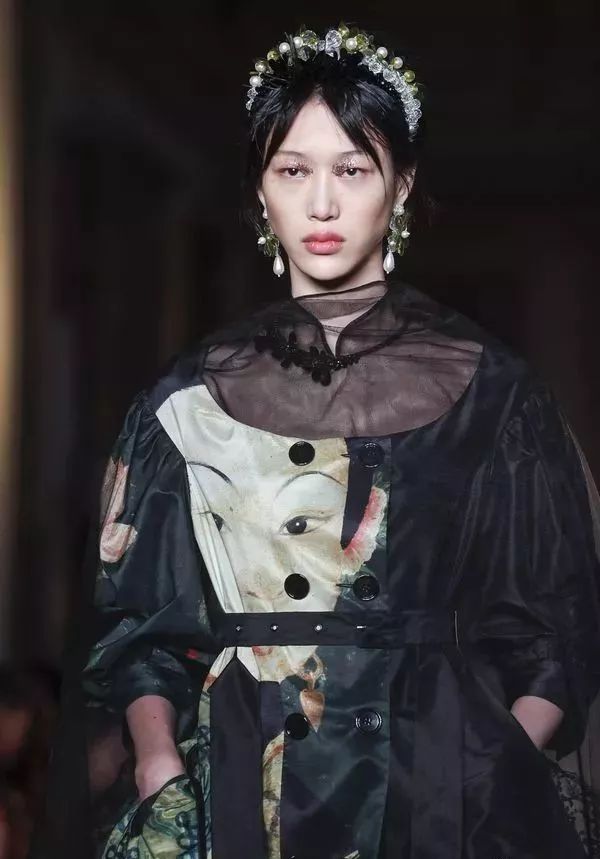 丝绸吊带长裙巴黎时装周,simonerocha泡泡裙