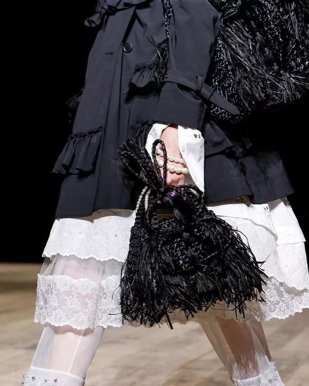 丝绸吊带长裙巴黎时装周,simonerocha泡泡裙