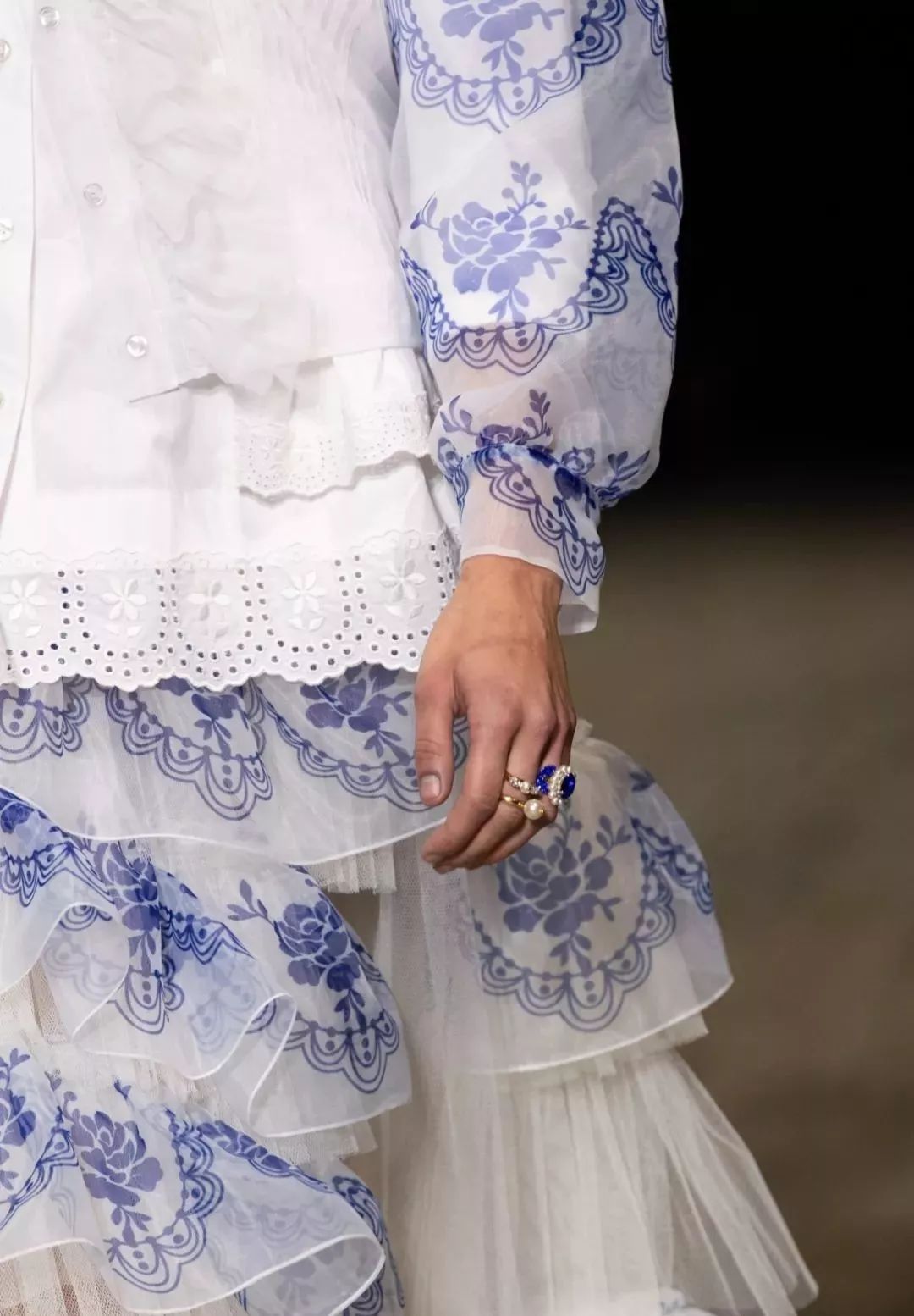 丝绸吊带长裙巴黎时装周,simonerocha泡泡裙