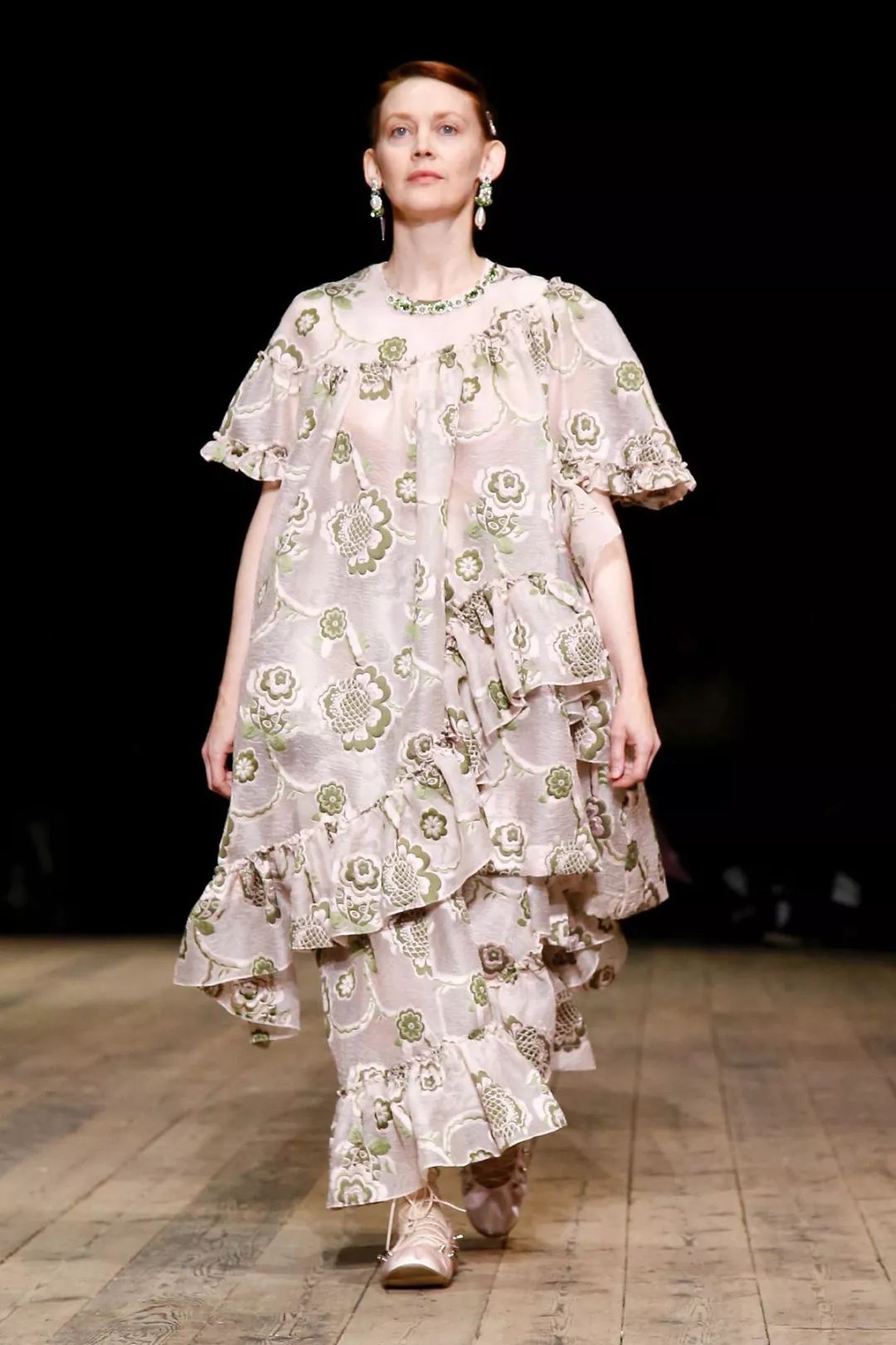 丝绸吊带长裙巴黎时装周,simonerocha泡泡裙