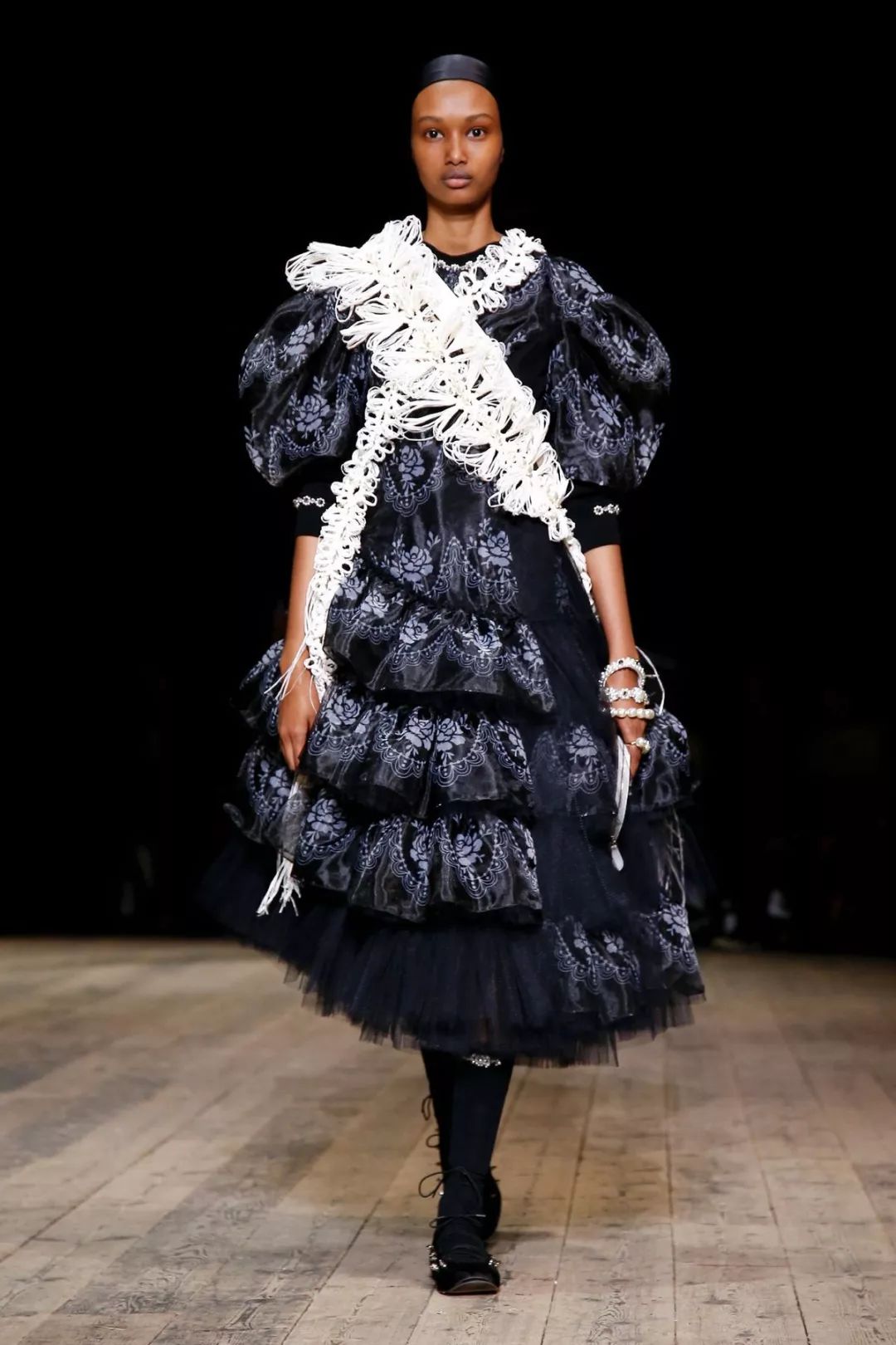 丝绸吊带长裙巴黎时装周,simonerocha泡泡裙