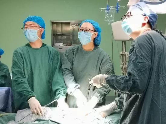 看着就疼！11岁男孩觉得要害部位不适，竟取出一根草