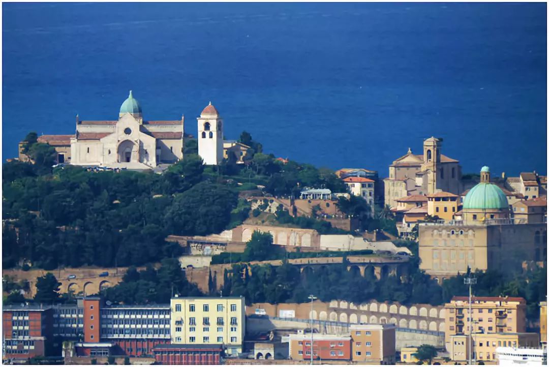 为什么教堂从上面看都是十字架,为什么教堂是十字形