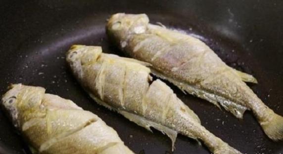 煎鱼时可别直接下油锅记住这3点,煎鱼不粘锅不破皮三种方法