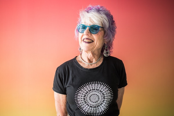 一周艺术人物｜戈尔戈尼“告别”大地，赫斯特“回归”蝴蝶