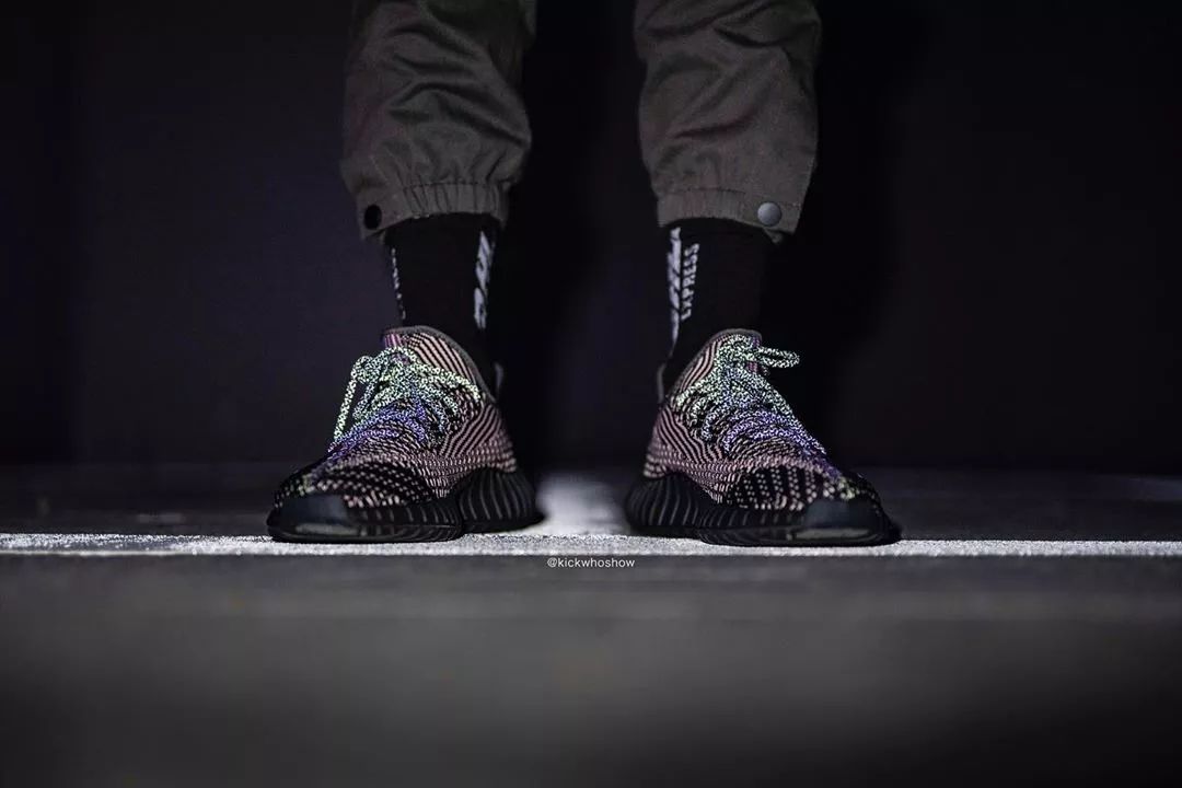 yeezy350黑红搭配,yeezy350v2荧光绿非反光评测