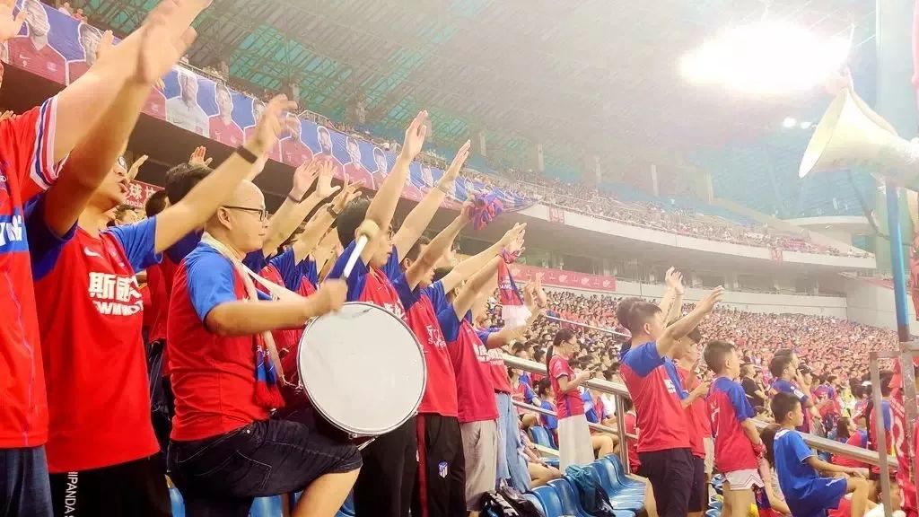 重庆规划10万座专业足球场,重庆足球体育场