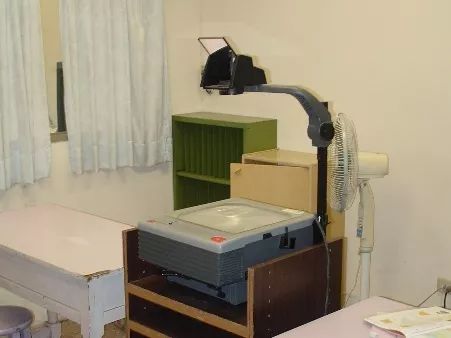 投影仪颜色调节教程及方法,投影仪如何无幕布联动