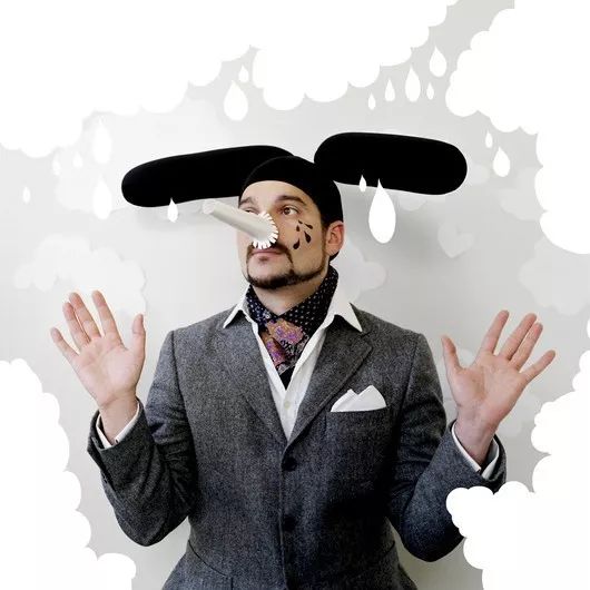 他设计了一款沙发，让你在今天快乐摸鱼