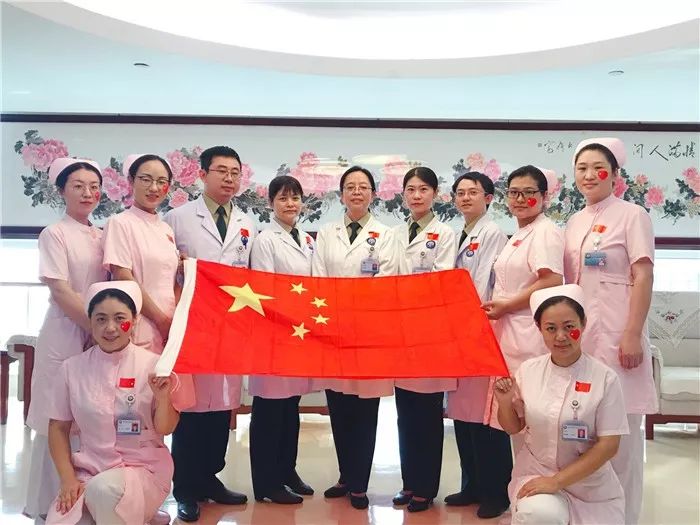 瞧!这些与*旗国**同框的*队军**白衣战士们