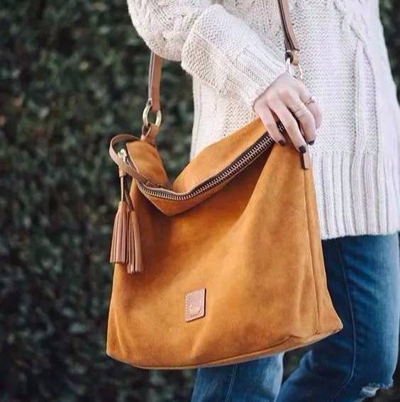 拿这个擦一擦包包，跟新买的一样