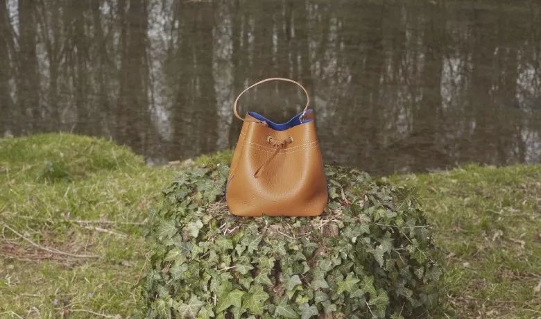 「ECCFC」这群人疯了,不但教我怎么致富,还硬要给我塞礼物