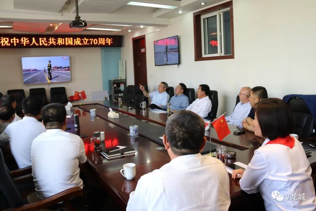 新闻速递/龙城区全区上下观看庆祝中华人民共和国成立70周年大会实况直播
