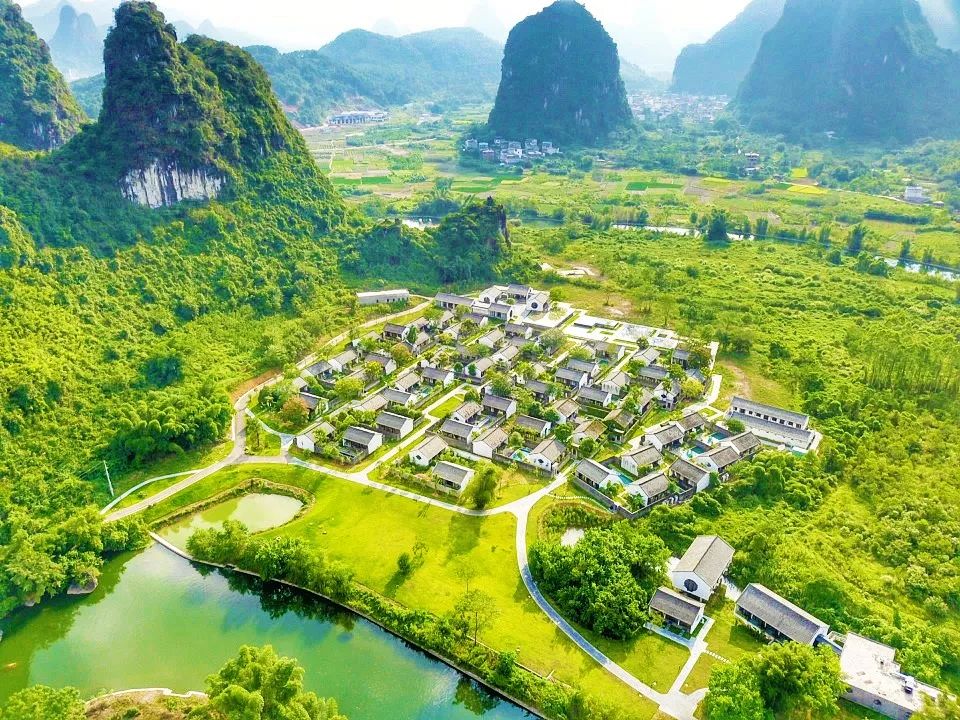 国庆在阳朔度过了不输巴厘岛的假期，全因这家藏在秘境山水里的宝藏酒店