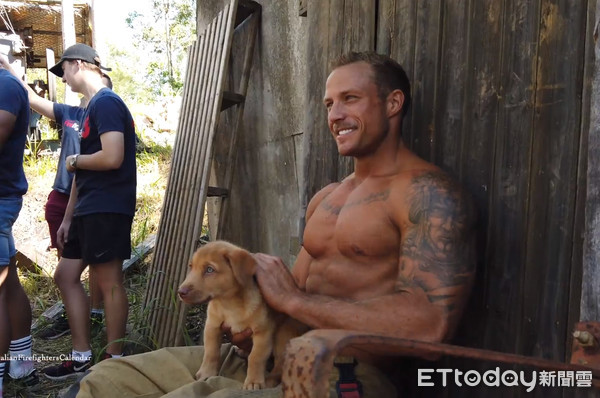 啊斯～超养眼消防员月历又来啦！　*男猛**＋萌犬疗愈一整年