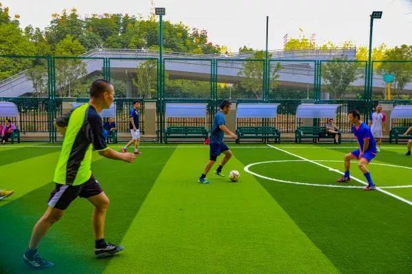 闲置的空地能否建足球场,洪山江滩新建足球场