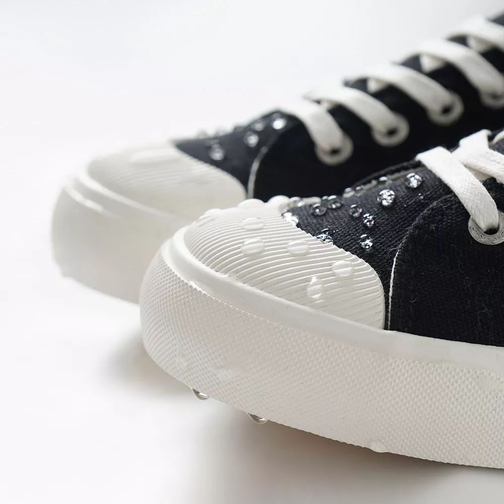 黑色高帮小众原创运动帆布鞋,英伦风低帮帆布鞋推荐