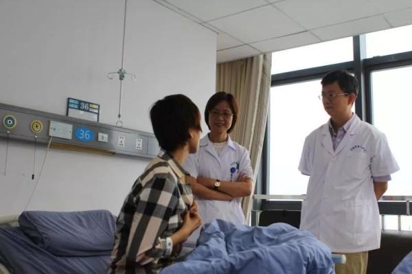 男子洗澡发现胸上有肿块,男子洗澡胸口疼