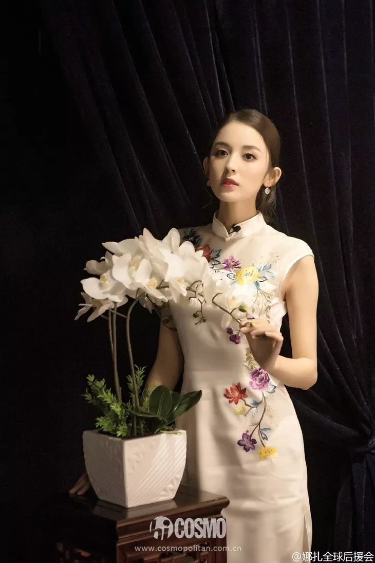 越年轻的小花越难穿好，我说旗袍