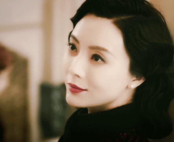 越年轻的小花越难穿好，我说旗袍