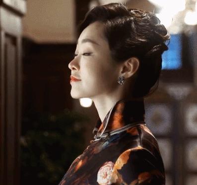 越年轻的小花越难穿好，我说旗袍