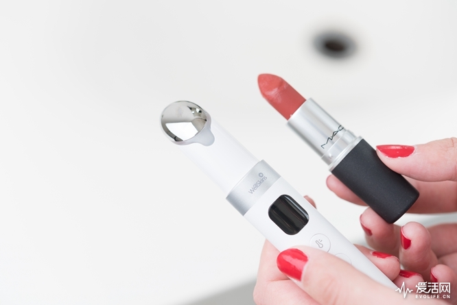 这是你的新口红？不，是我的WellSkins温热彩光美眼仪