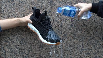 地表Zui强！暴雨蹦迪从不湿还巨暖和！比2个鸡蛋还轻，走8小时一点都不累